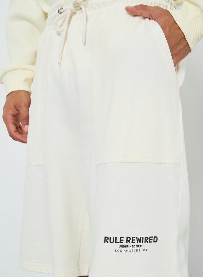 ستايلي شورت مطبع بشعار وقصة واسعة - Image 2